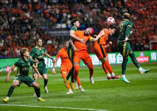 v站-单国脚对抗四国脚 玉昆取中超第一分如释重负